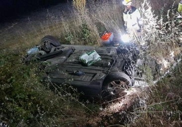Herido grave un conductor tras chocar con un poste y volcar en una arqueta en El Robledo