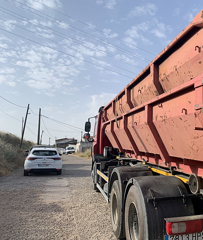 Imagen secundaria 2 - Pintadas y un taca-taca a la puerta de una vivienda. El presidente de Amigos de la Ribera ha acudido a la zona. También se ve un camión en la zona.