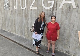 Alba Silva, la madre de Camelia, junto con su abogada Ana Moraza.