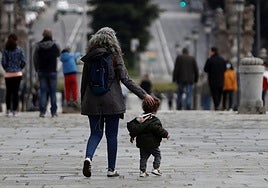 Madre e hijo pasean por la calle.