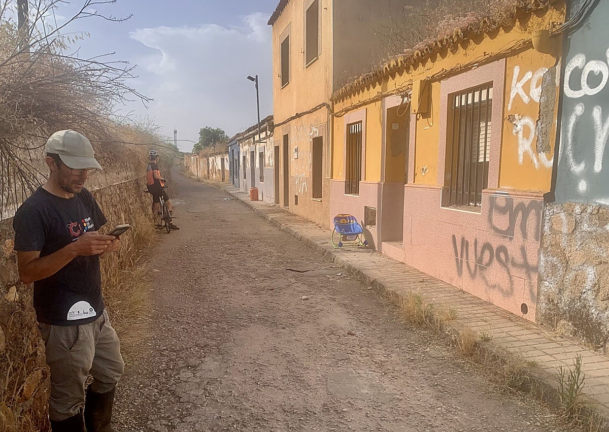 Imagen secundaria 1 - Pintadas y un taca-taca a la puerta de una vivienda. El presidente de Amigos de la Ribera ha acudido a la zona. También se ve un camión en la zona.