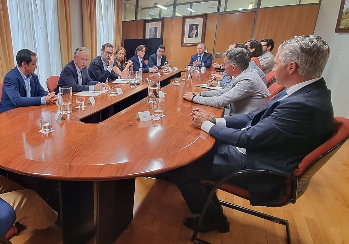 Un momento de la reunión del ministro con los empresarios extremeños.