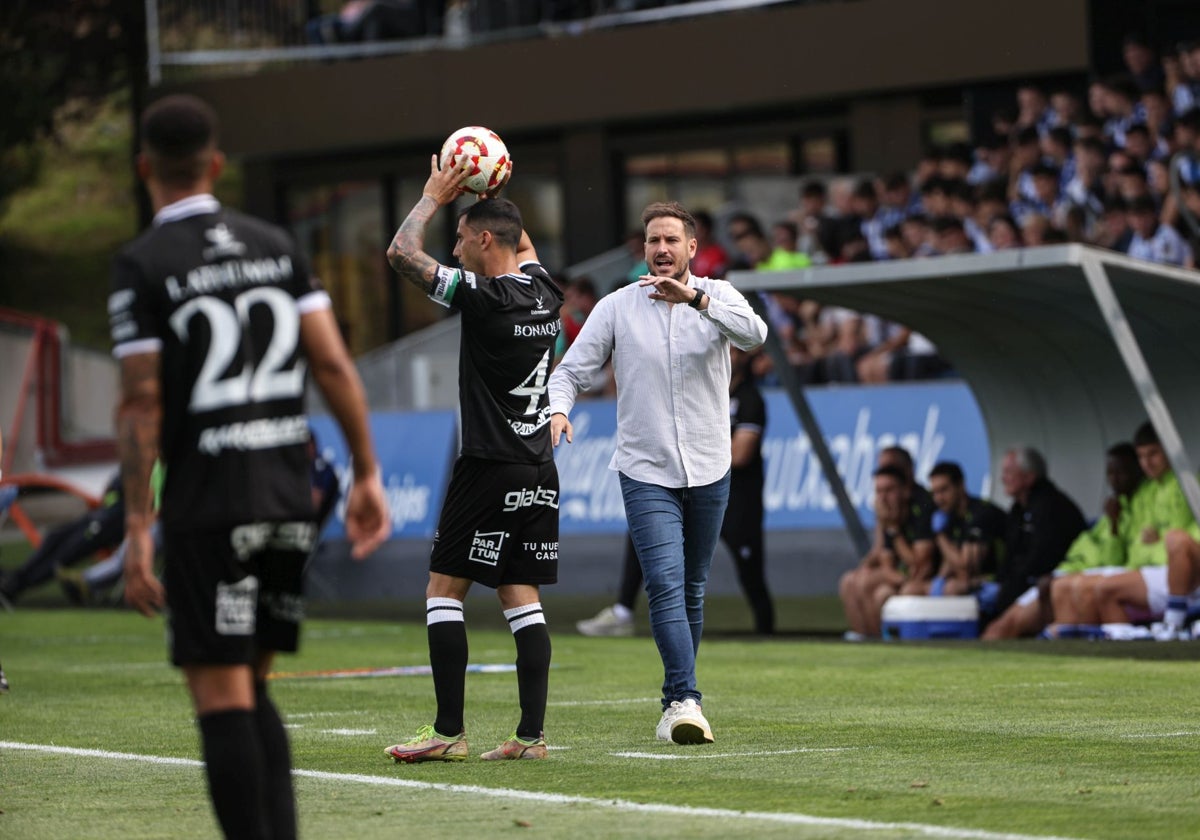Sergi Guilló, en la banda, junto a Bonaque durante el partido del Mérida en Zubieta.