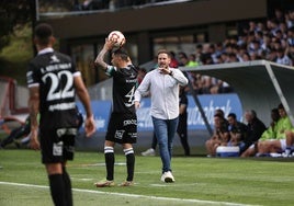 Sergi Guilló, en la banda, junto a Bonaque durante el partido del Mérida en Zubieta.