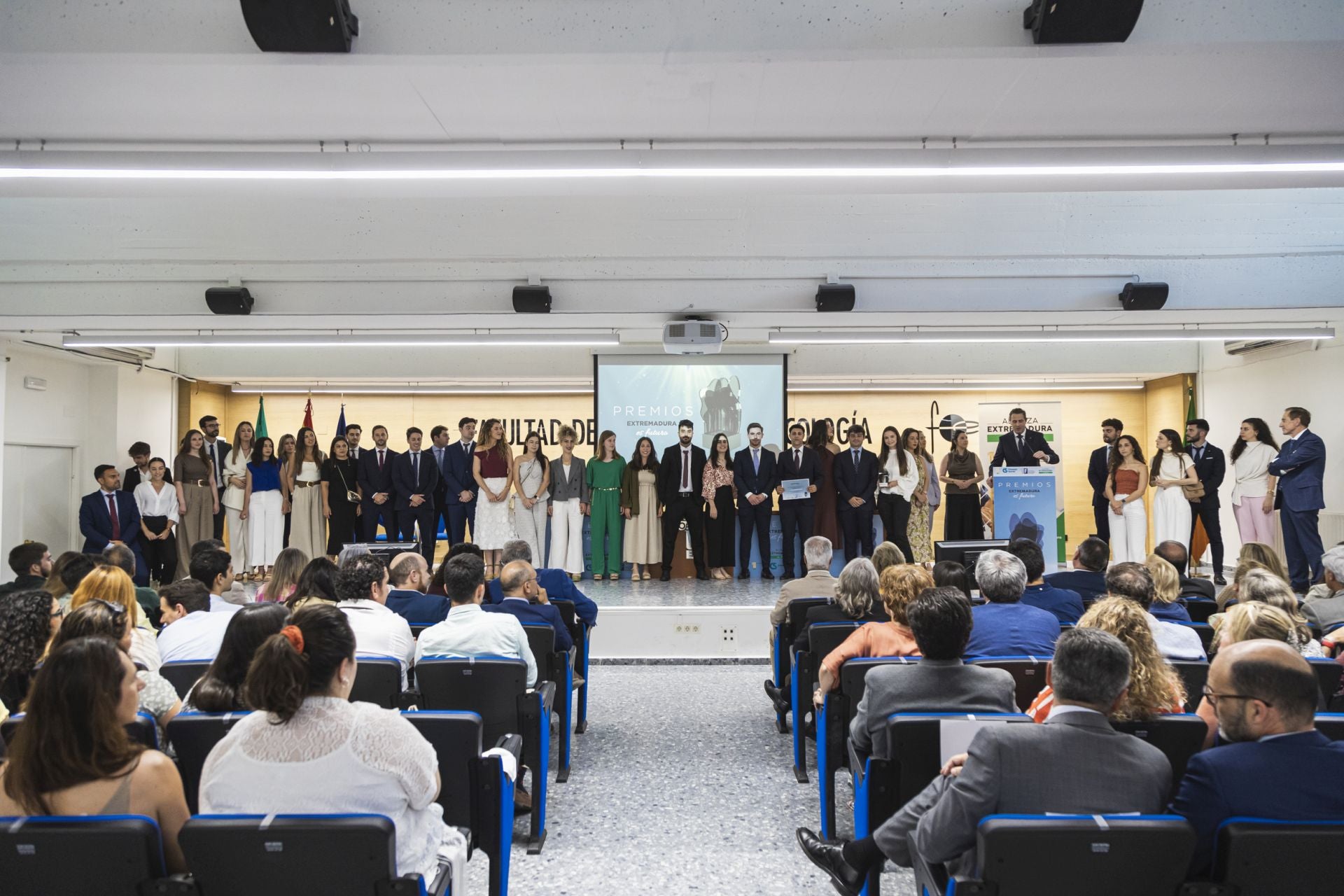 Entrega de galardones a los ganadores de la tercera edición de los &#039;Premios Extremadura es futuro&#039;