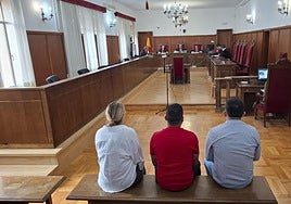 Los procesados en el juicio de este martes en la Audiencia de Badajoz.