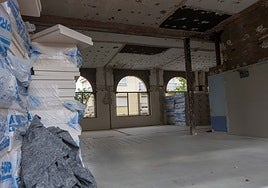 Imagen del interior del centro de salud Plaza de Argel, en obras, hecha desde el exterior.