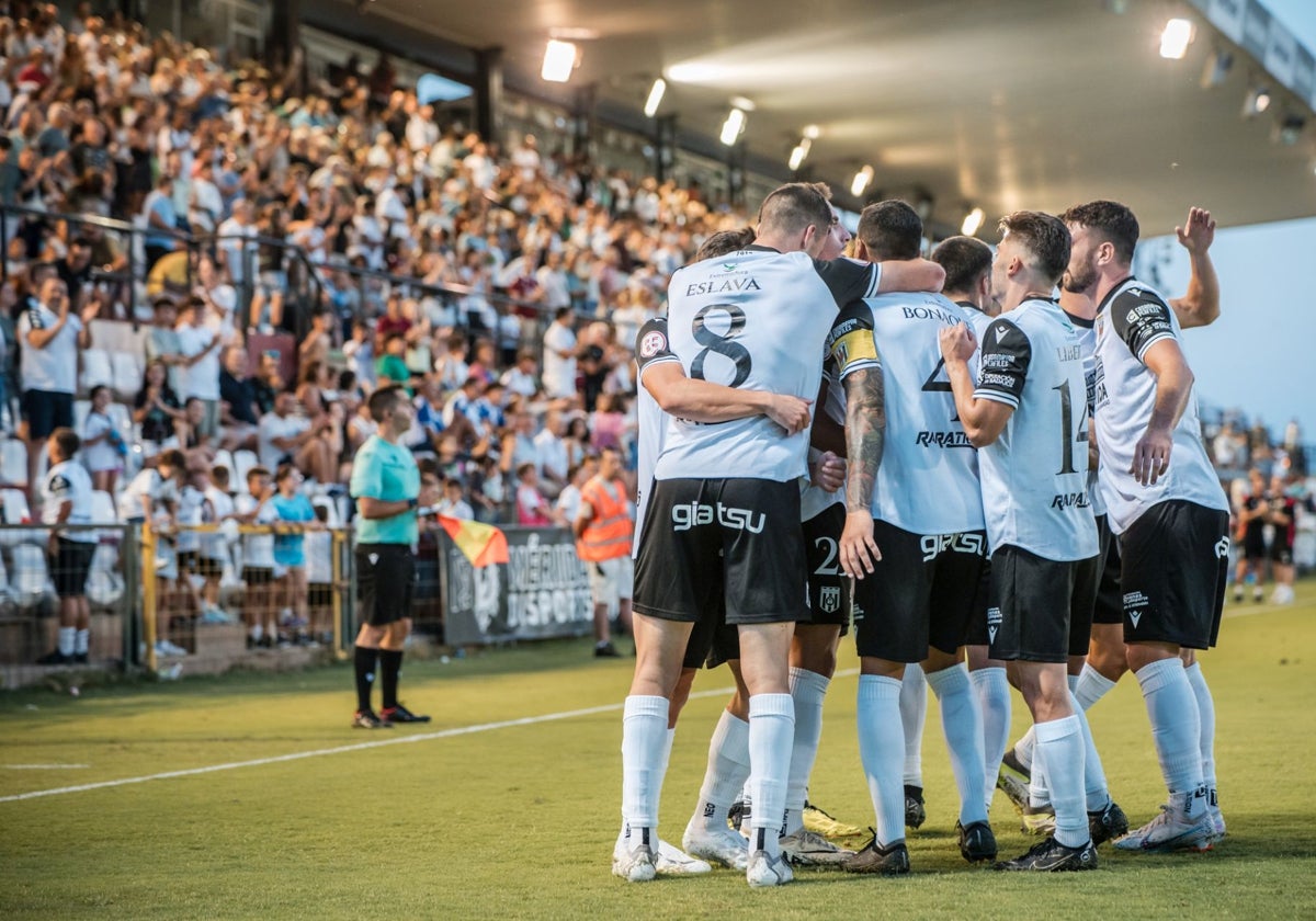 El Mérida celebra uno de los primeros goles de la temporada en el Romano ante el Recreativo.