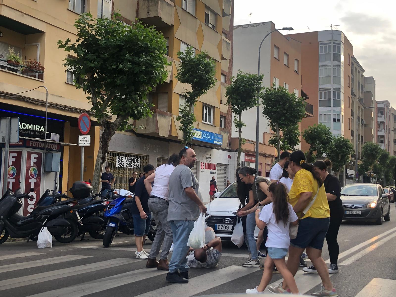 El atropello ocurrió a las 20.45 horas, cuando el vehículo, un Peugeot de color negro, se incorporó a la avenida desde la calle Joaquín Romero de Cepeda. 