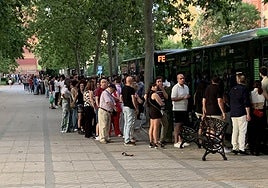 Colas en el parque del Perú para coger el autobús al ferial.