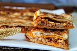 Empanada de carne con tomate