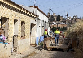 Los operarios durante los trabajos para retirar material en el barrio.