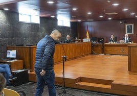El hombre acusado de trato degradante, durante el juicio.