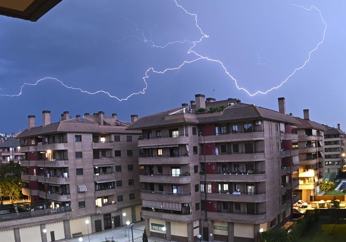 Aviso amarillo en Extremadura por tormentas, que puede ir acompañado de fuertes rachas de viento y granizo
