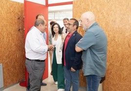 Morales, en el centro, con responsables de la Fundación.