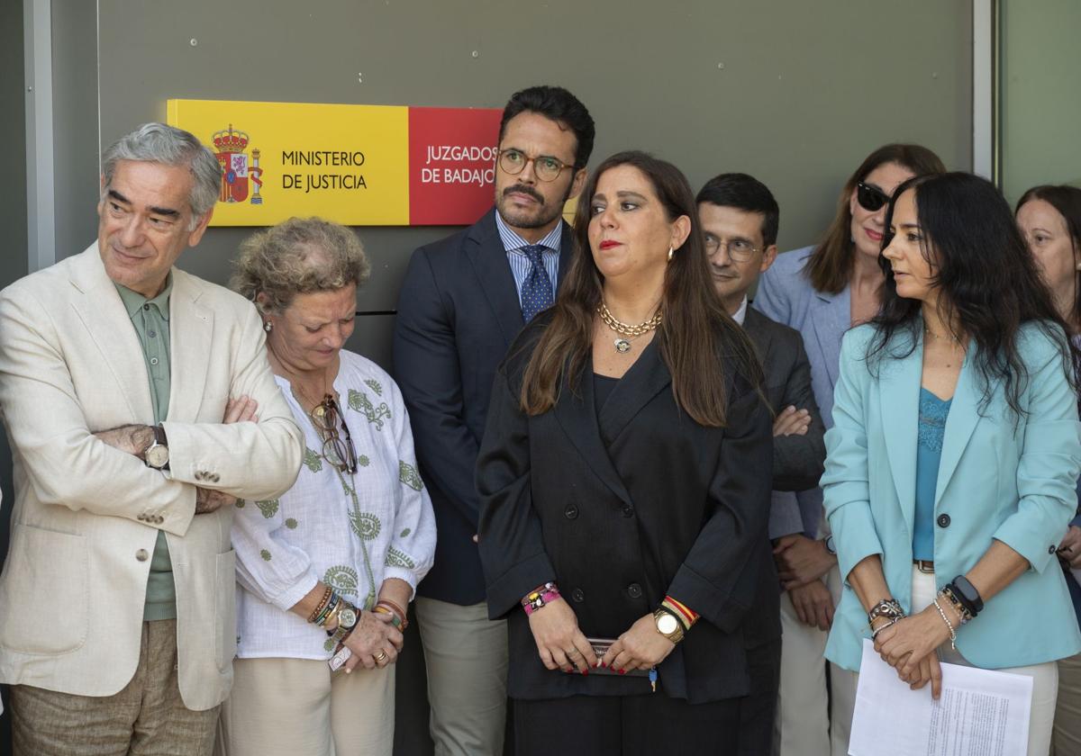 Beatriz Biedma recibe el apoyo de los jueces de Badajoz en la concentración por «la independencia judicial»