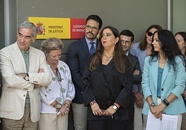 Beatriz Biedma, en el centro. A la derecha, Zaira González, que ha transmitido el apoyo de sus compañeros.
