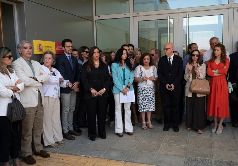 Concentración de diez minutos a las puertas de los juzgados de Badajoz.