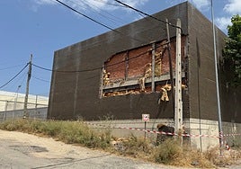 Aspecto actual de la fachada sur del IES Sierra de Santa Bárbara tras el desplome.