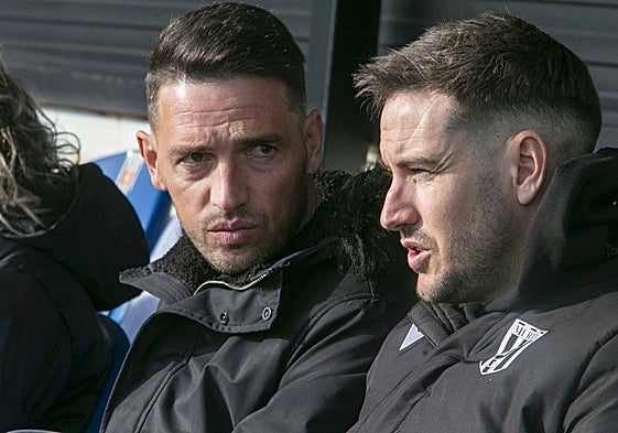 David Rocha hablando con Sergi Guilló en el banquillo del Romano antes de un partido.