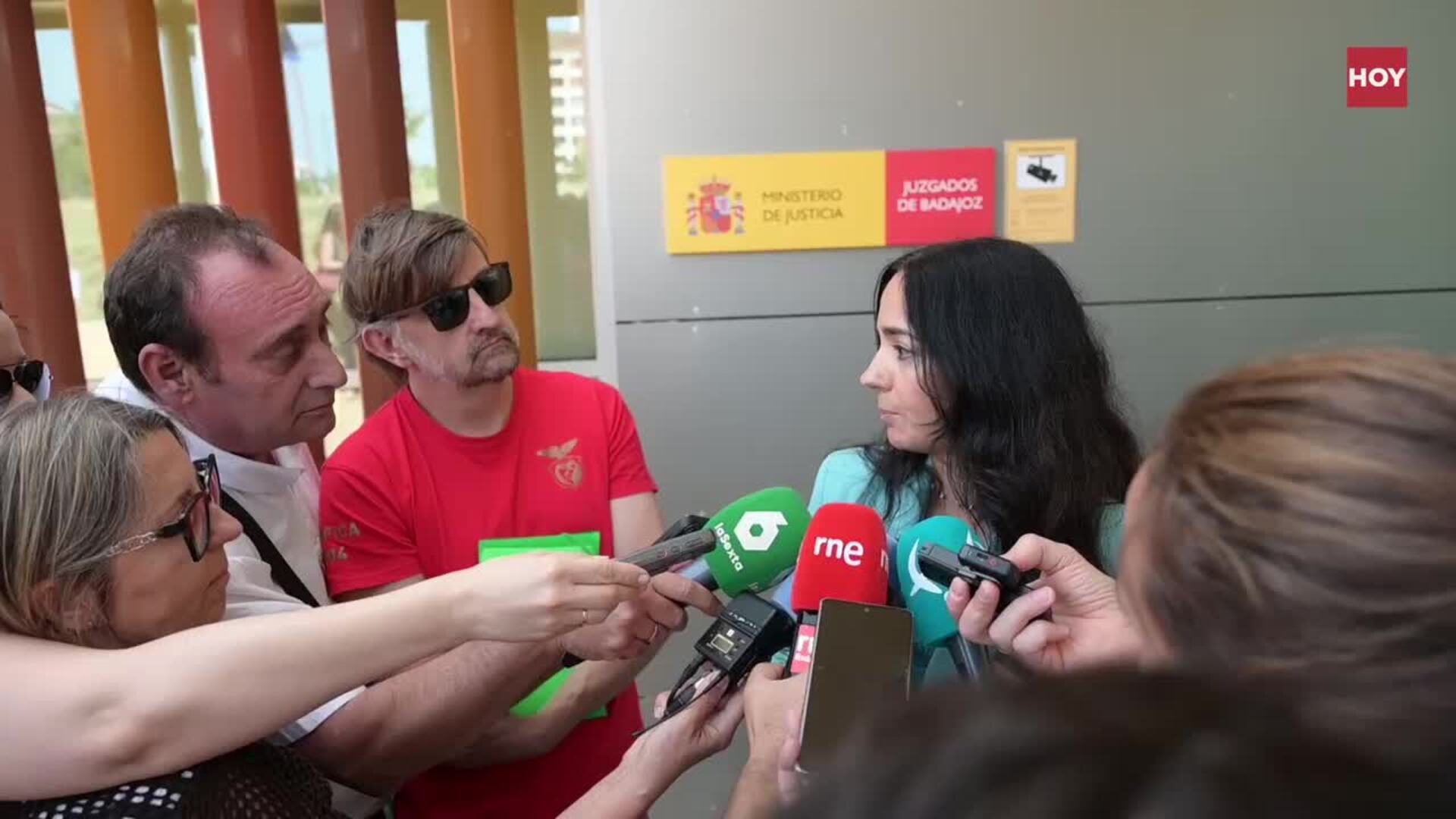 Beatriz Biedma recibe el apoyo de los jueces de Badajoz en la concentración por «la independencia judicial»