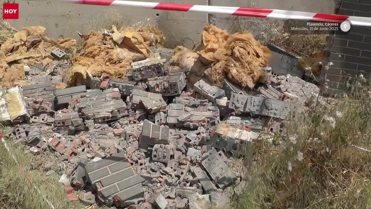 La fachada del IES Sierra de Santa Bárbara de Plasencia se derrumba tras meses de advertencias