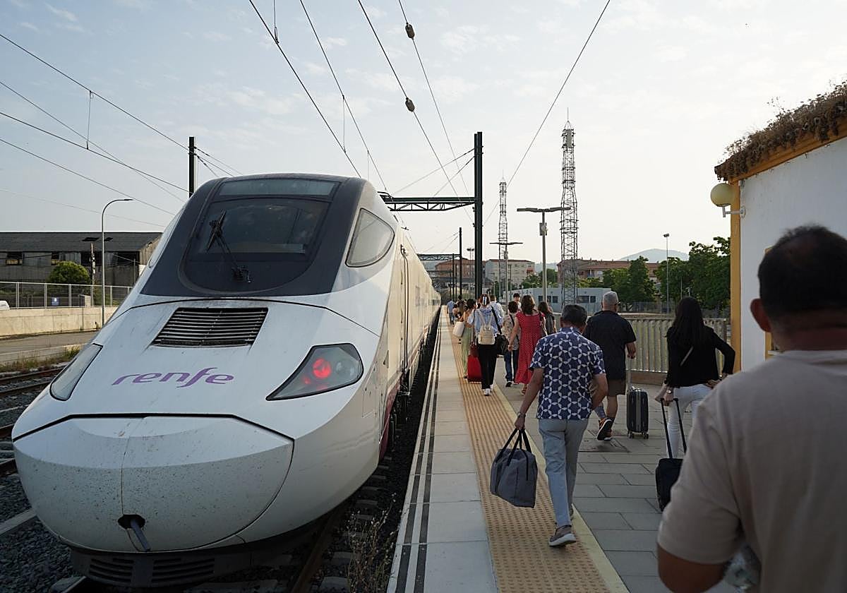 El nuevo Alvia, este lunes en su parada en Plasencia.