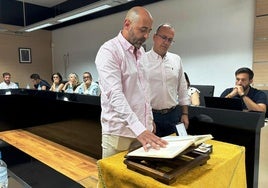 Toma de posesión de Bruno Marcos ante la mirada del alcalde.