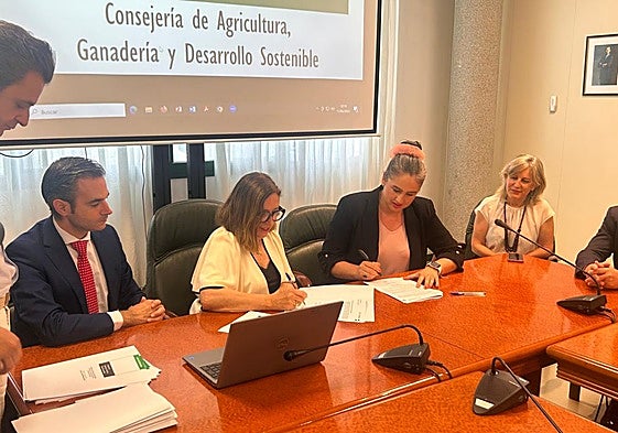 La consejera de Agricultura, Mercedes Morán, durante la firma del convenio de colaboración con las entidades financieras.