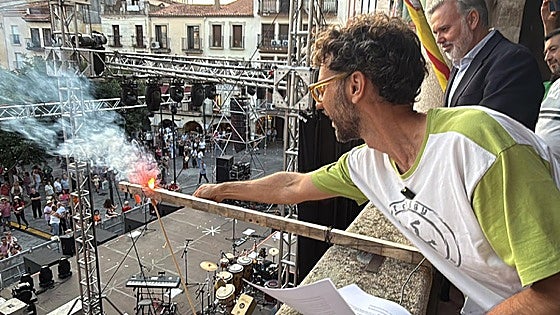 Las Ferias de Plasencia se inician con color y ritmo latino