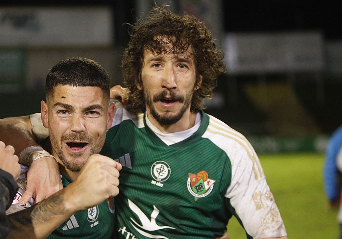 Javi Barrio (derecha) tras un partido de esta temporada en el Príncipe Felipe.