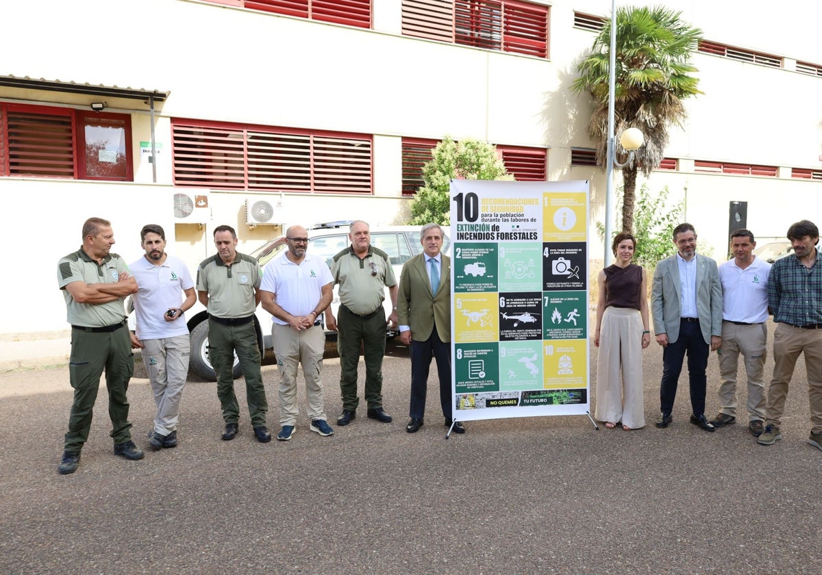 El consejero Higuero, con responsables políticos y trabajadores del Infoex