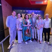 Santiago Requejo, a la izquierda, con el alcalde Pizarro y su equipo de gobierno.