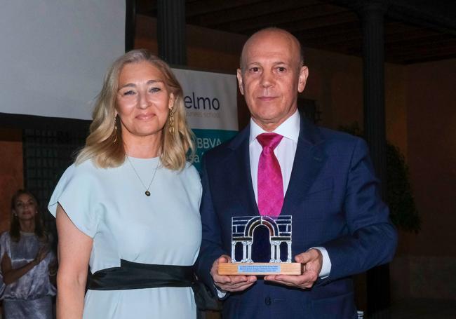 Asunción Álvarez entregó el premio a Orencio Hoyo