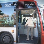 Una usuaria del transporte urbano accede a un autobús en Mérida