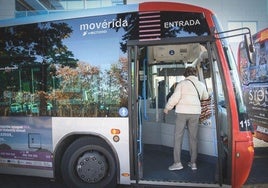Una usuaria del transporte urbano accede a un autobús en Mérida