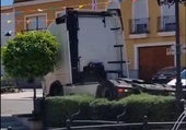 Vecinos de Trujillanos denuncian que un camionero borracho invadió la plaza del pueblo