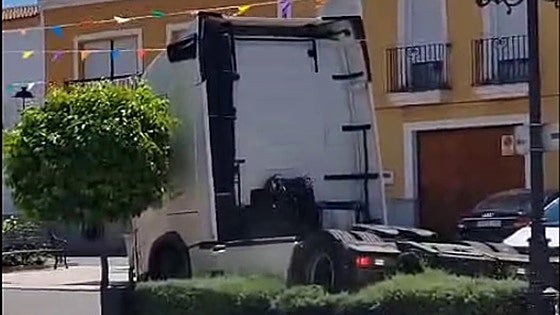 Vecinos de Trujillanos denuncian que un camionero borracho invadió la plaza del pueblo