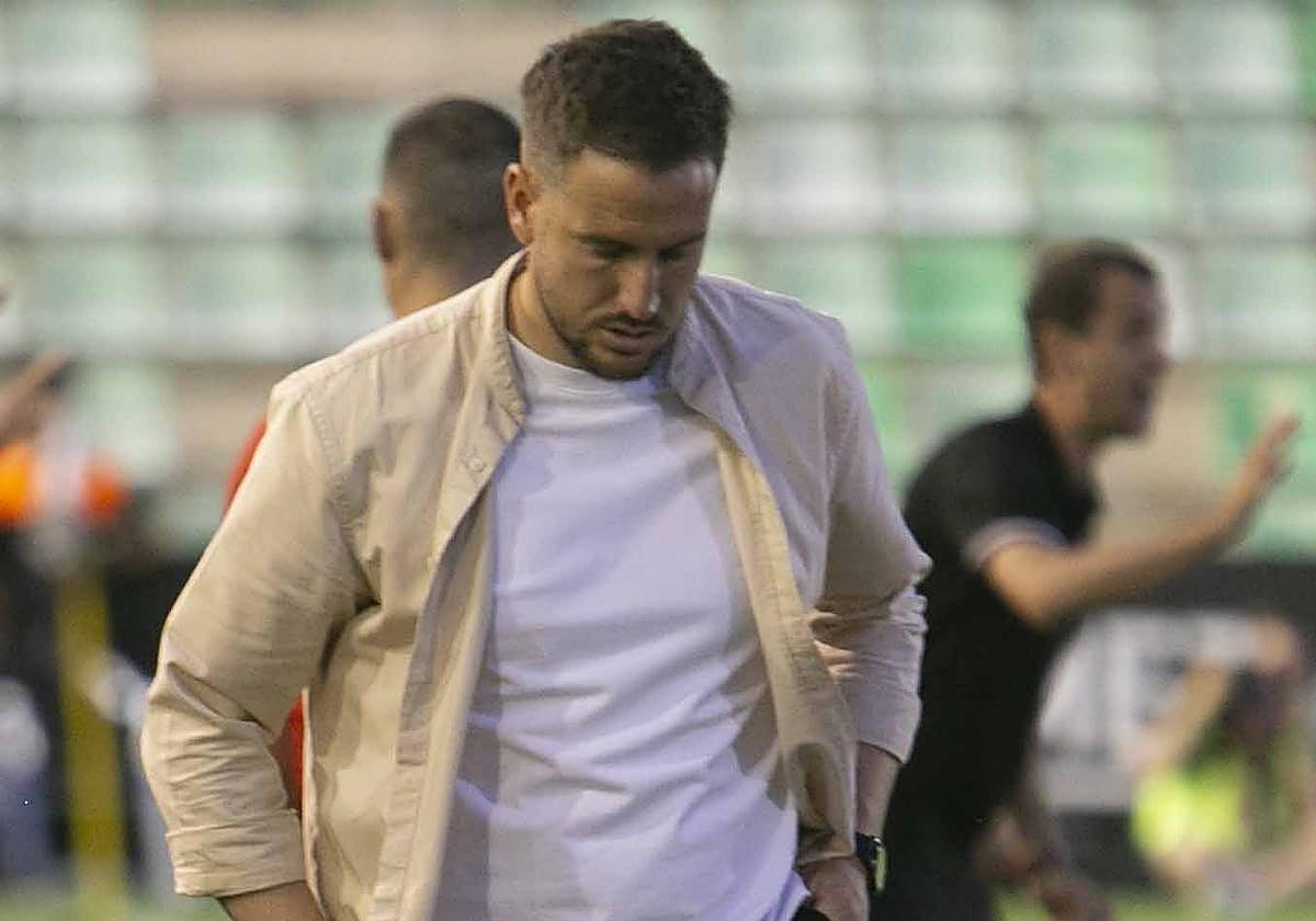 Sergi Guilló en un momento del duelo ante la Real Sociedad B en el Romano.