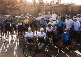 Imagen de Jose María López junto a un grupo de ciclistas de Extremadura