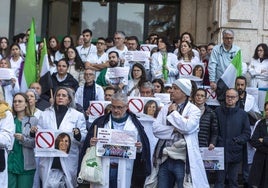 Concentración de médicos en contra del Estatuto Marco celebrada el pasado mes de febrero en Cáceres.
