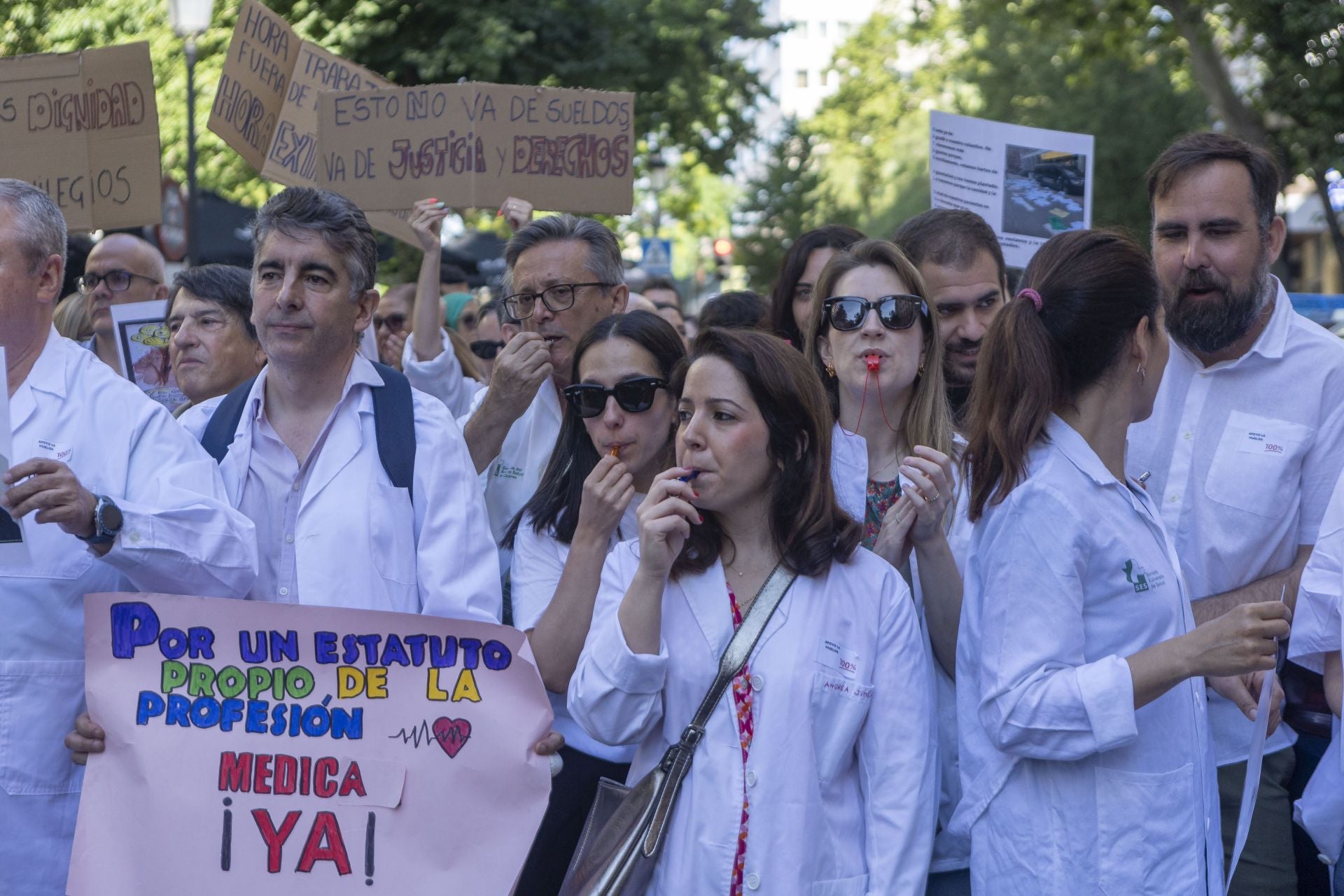 La protesta de los médicos extremeños, en imágenes