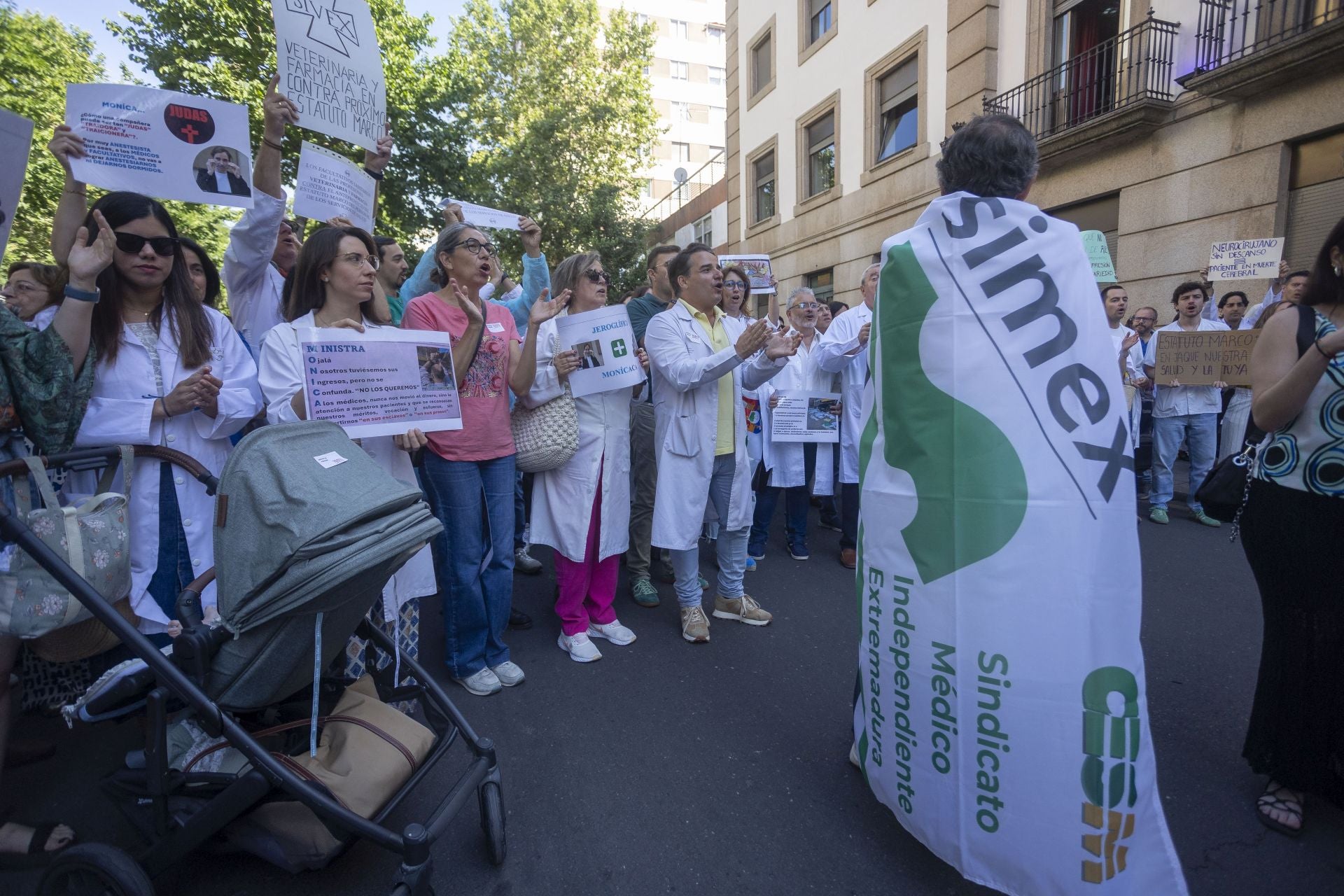 La protesta de los médicos extremeños, en imágenes