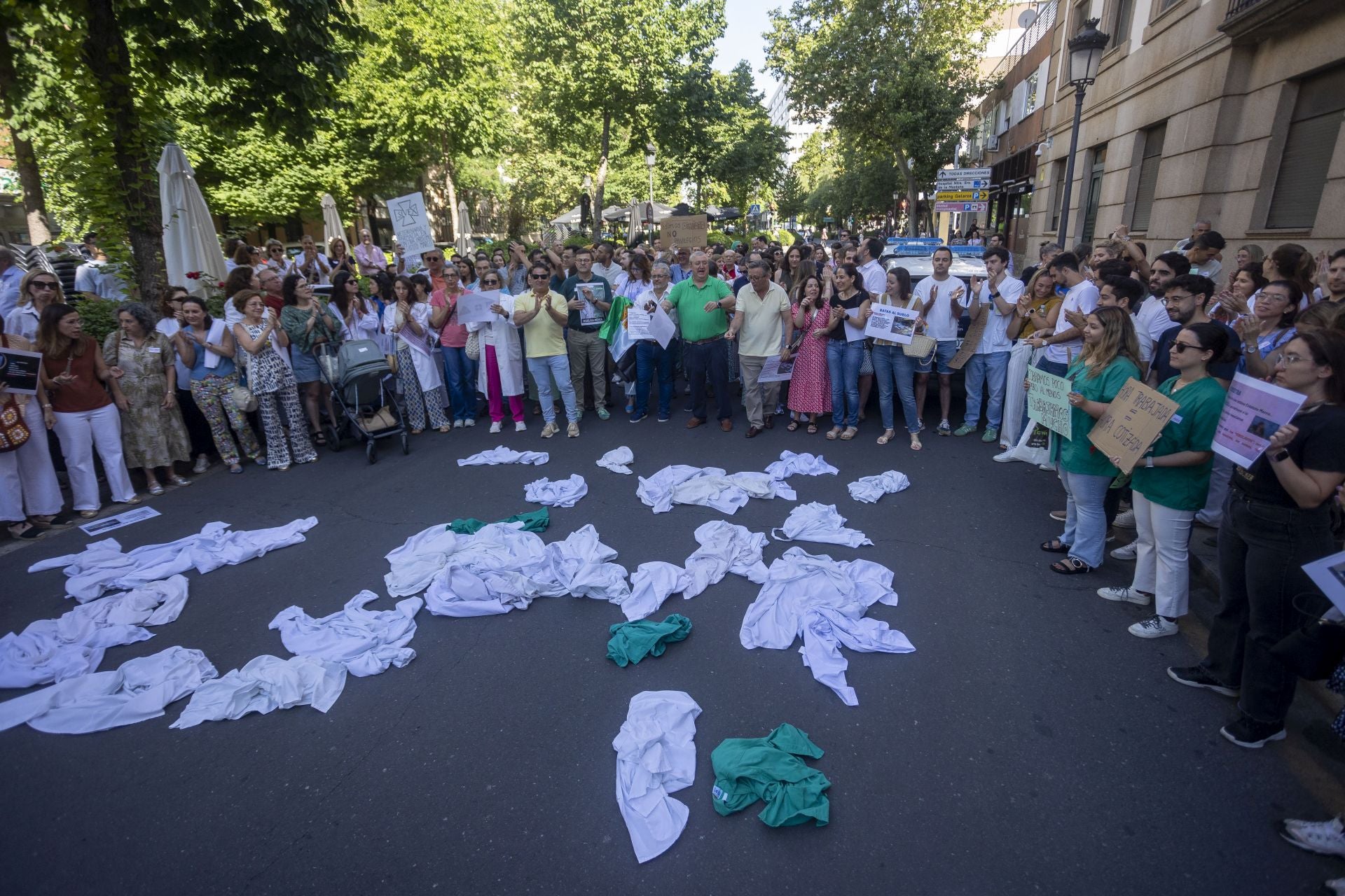 Protesta de médicos en Cáceres. Los sanitarios han manifestado su malestar frente a la sede de la y la Subdelegación del Gobierno.
