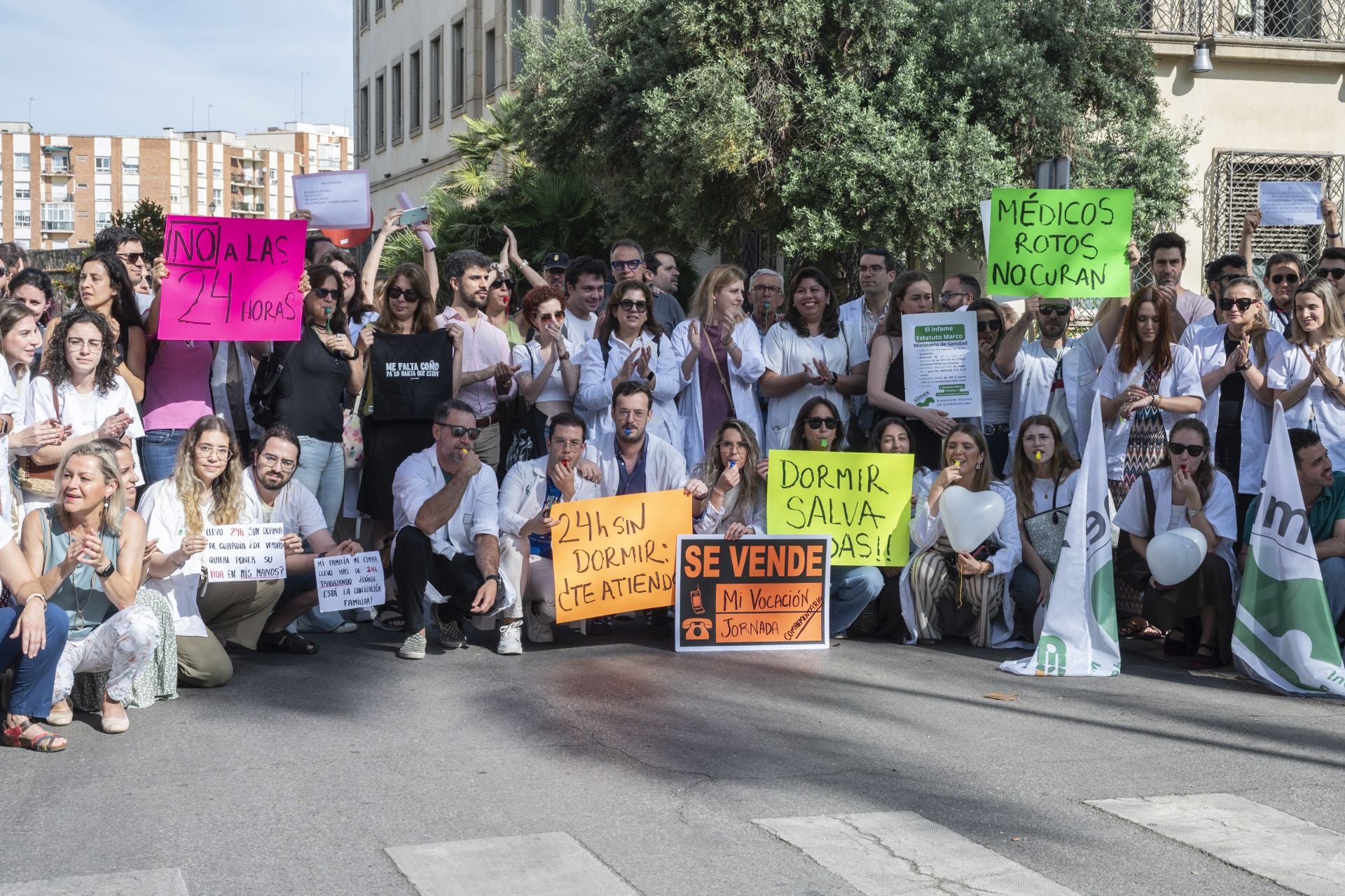La protesta de los médicos extremeños, en imágenes