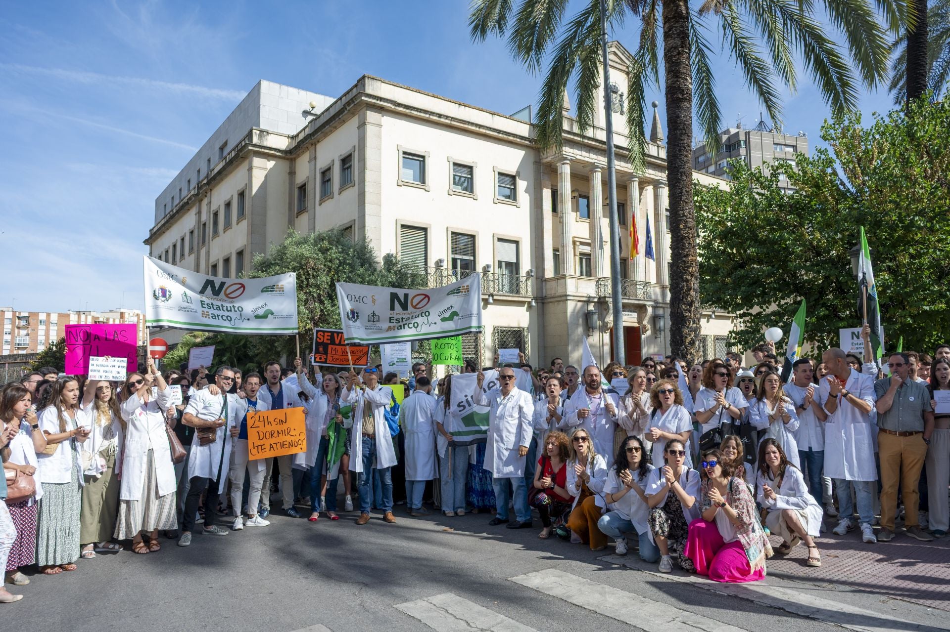 La protesta de los médicos extremeños, en imágenes