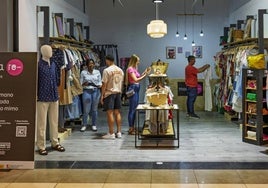 La tienda efímera de Cáritas en el centro comercial Ruta de la Plata.