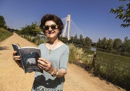 Julita de la Cruz con su nuevo poemario en castúo junto al Guadiana, al que dedica un poema.