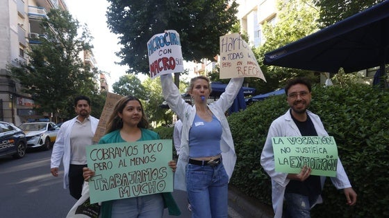 Algunos de los médicos que se han manifestado este viernes en Cáceres.
