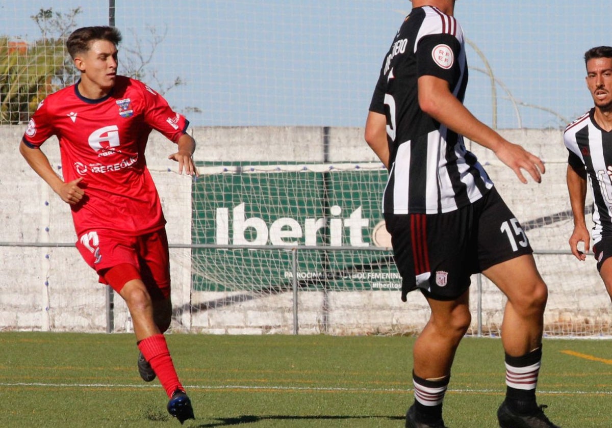 Álvaro Barrena en el duelo entre el Diocesano y el Badajoz.